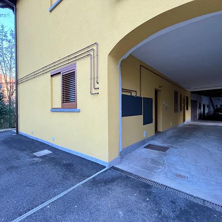 Appartamento con balcone affascinante a Cadorago Fino Mornasco Esterno foto