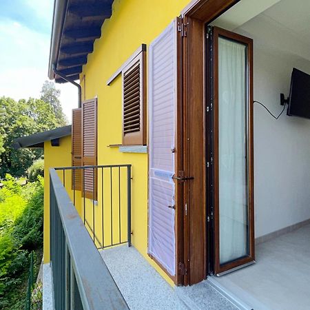 Appartamento con balcone affascinante a Cadorago Fino Mornasco Esterno foto
