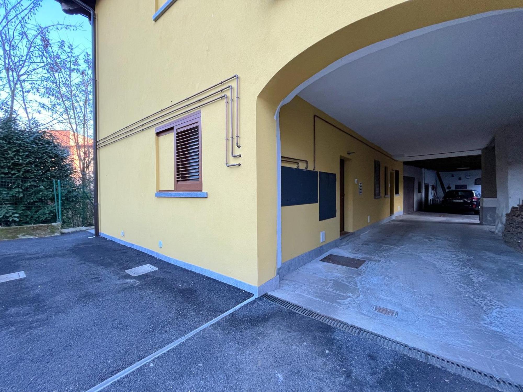 Appartamento con balcone affascinante a Cadorago Fino Mornasco Esterno foto