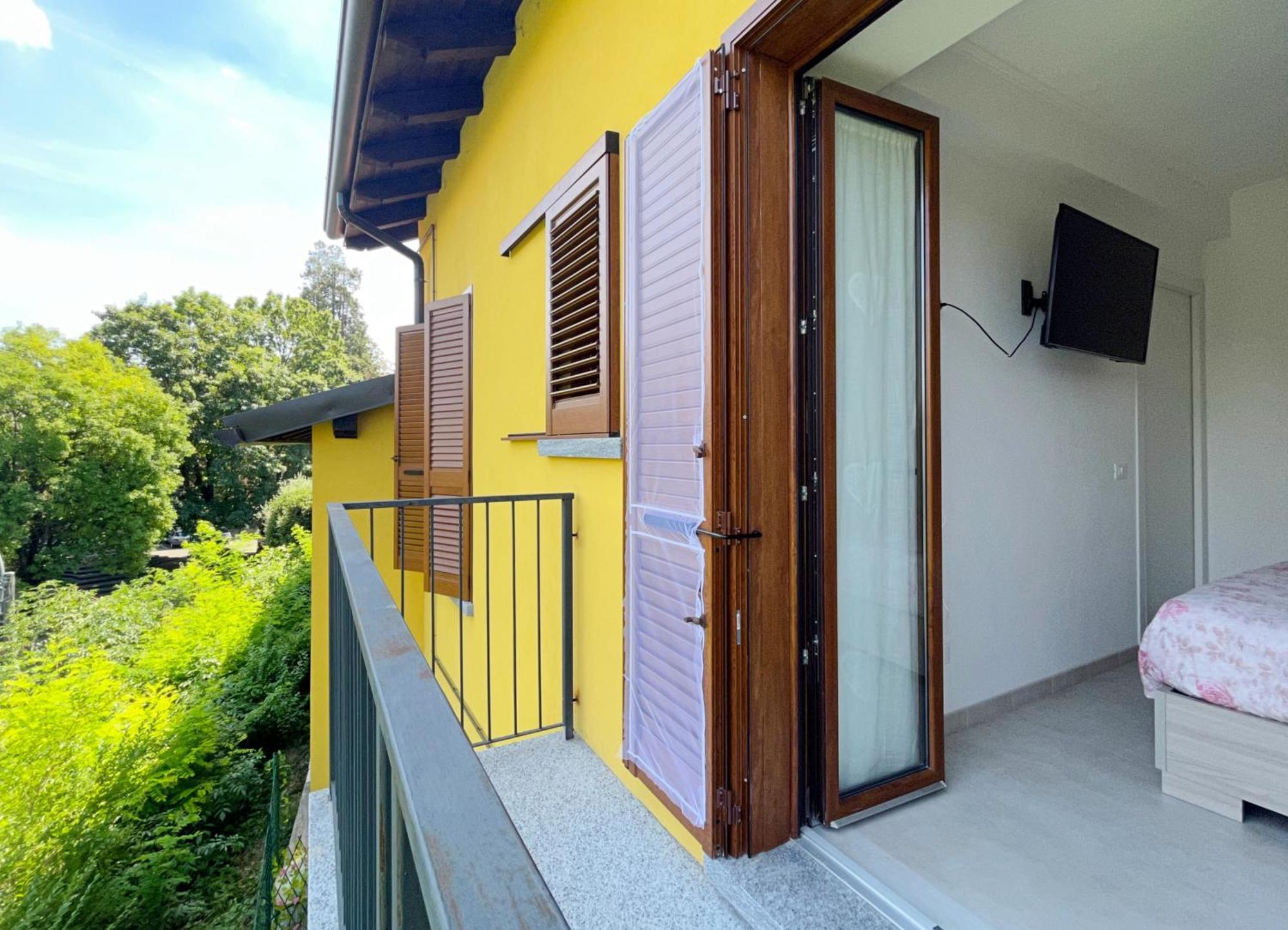 Appartamento con balcone affascinante a Cadorago Fino Mornasco Esterno foto