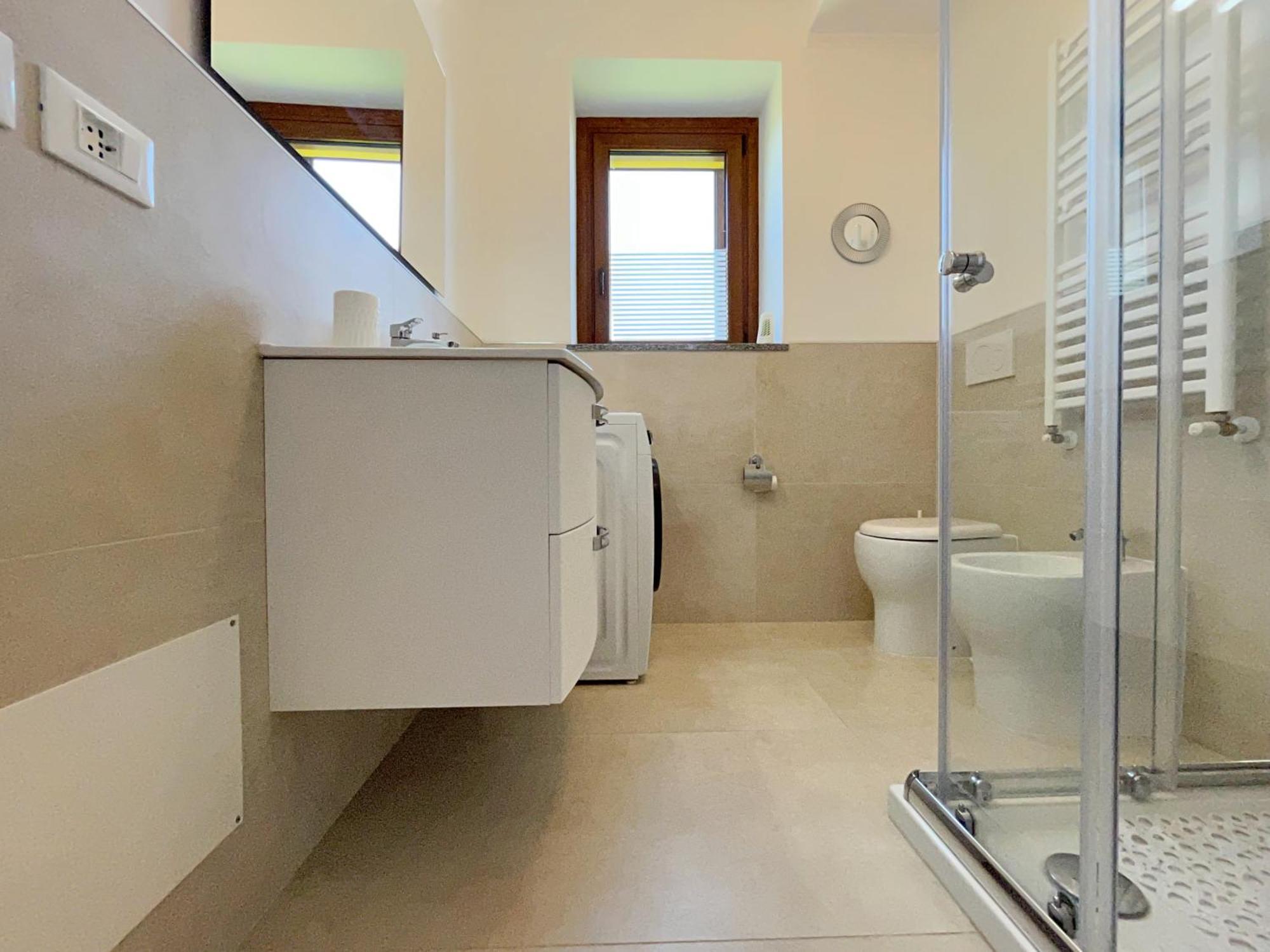 Appartamento con balcone affascinante a Cadorago Fino Mornasco Esterno foto
