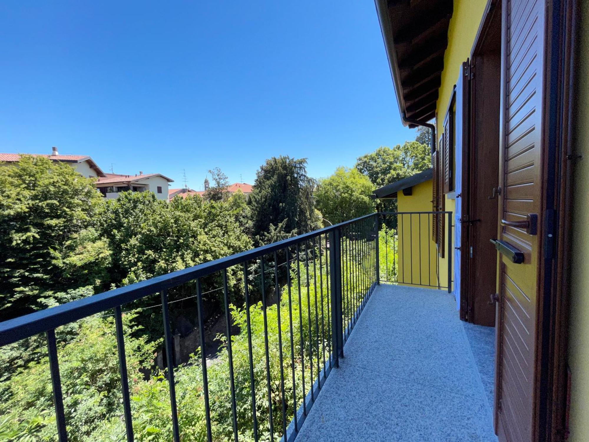 Appartamento con balcone affascinante a Cadorago Fino Mornasco Esterno foto