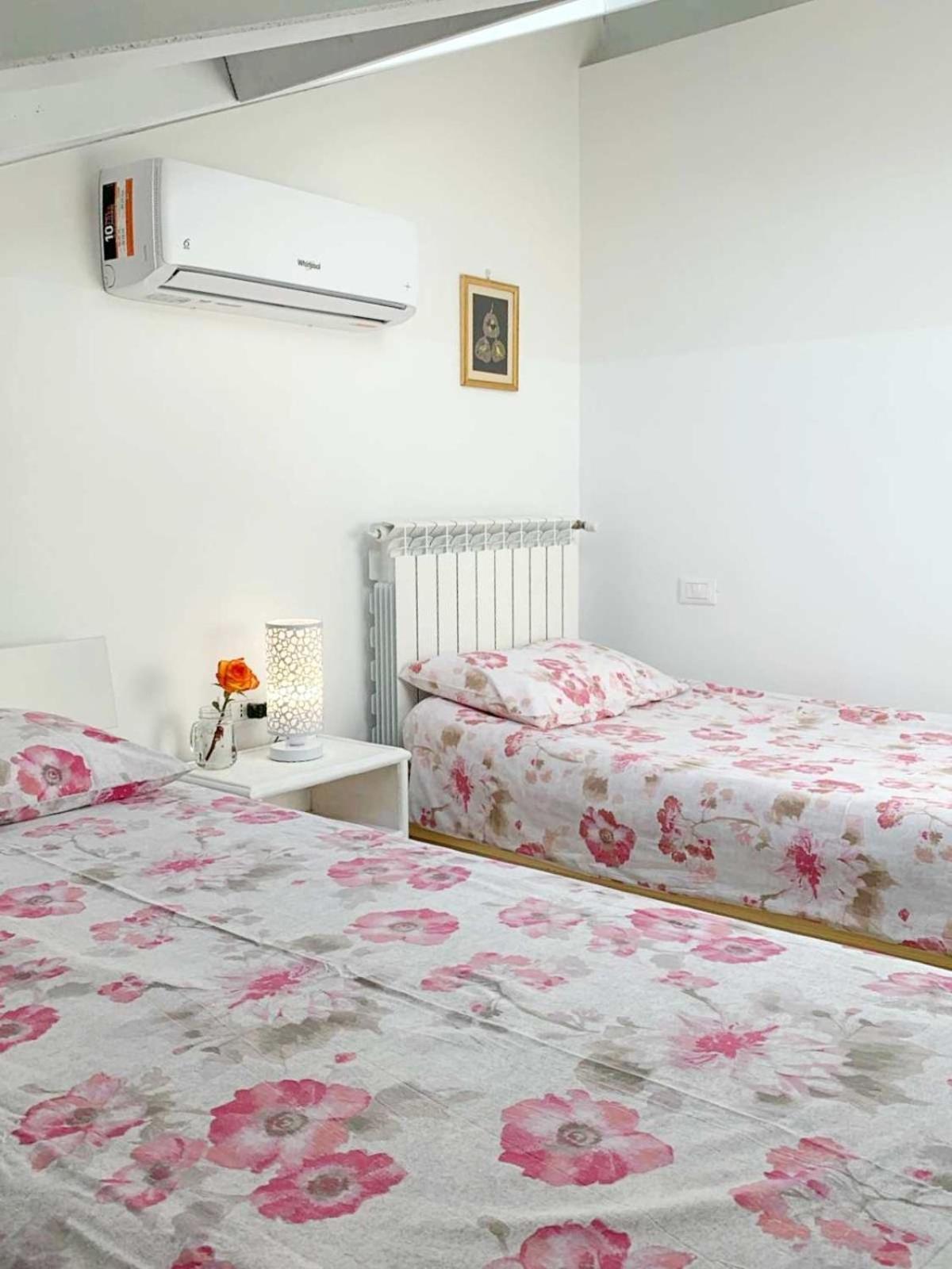 Appartamento con balcone affascinante a Cadorago Fino Mornasco Esterno foto